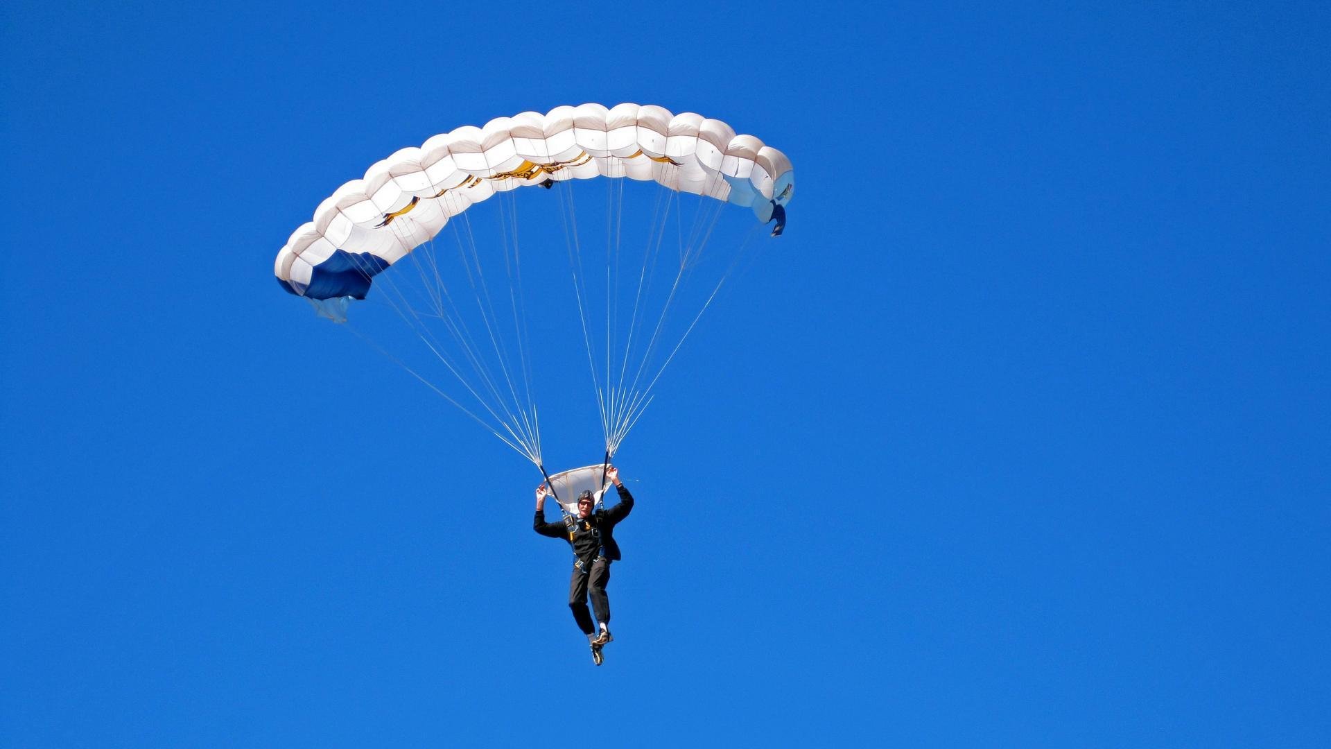 Uzi在DWG比赛中绝杀，爆冷引发热议！