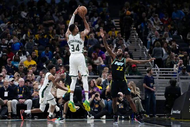 又见绝平!罗马与密尔沃基雄鹿鏖战至终场,马龙读秒救主的简单介绍