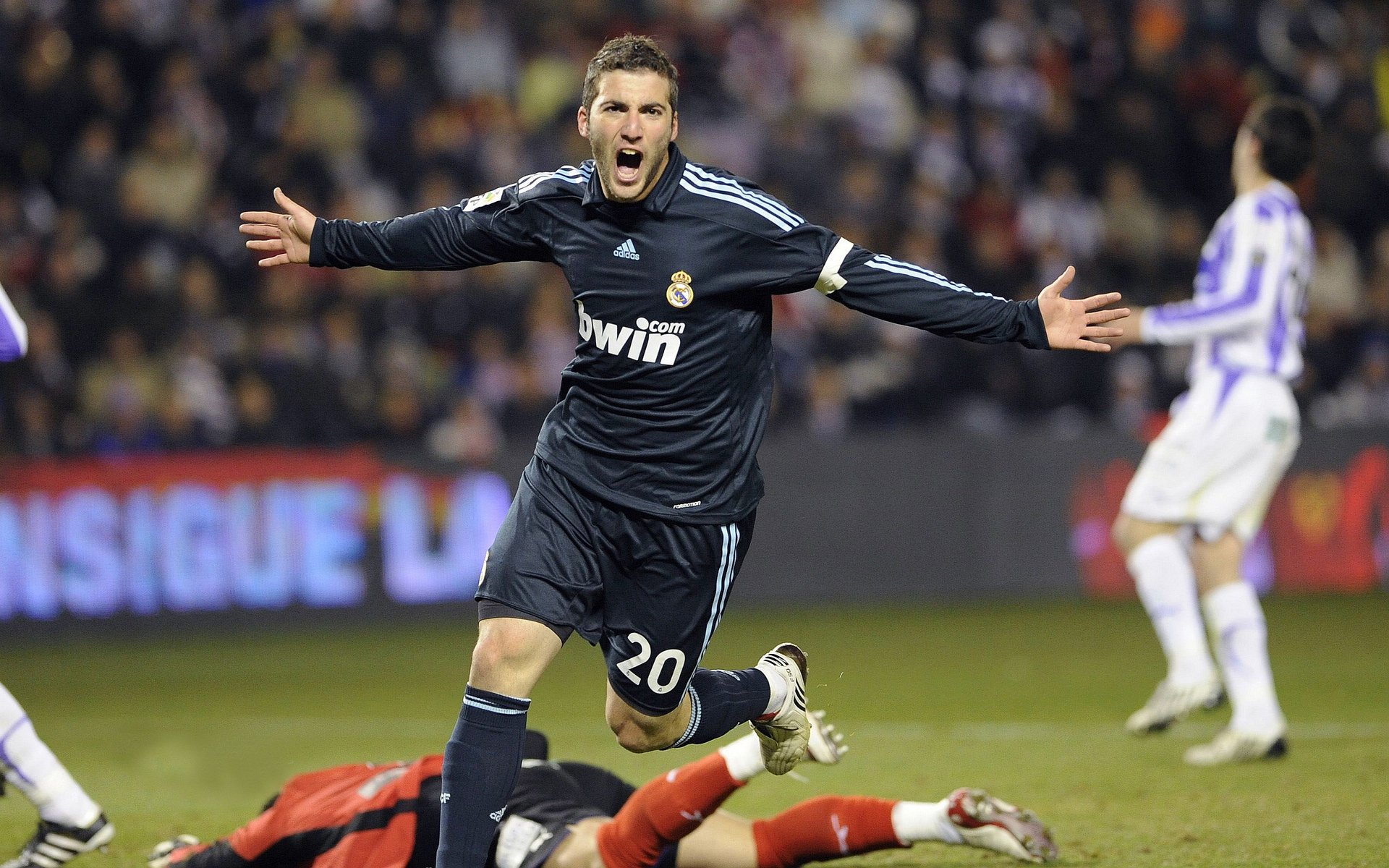  又见绝平！拜仁慕尼黑与巴黎圣日耳曼鏖战至终场，孙铭徽读秒救主